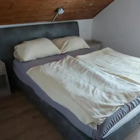 Hullam Apartmanhaz * Денешдиаш