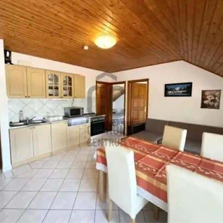 Hullam Apartmanhaz Денешдиаш
